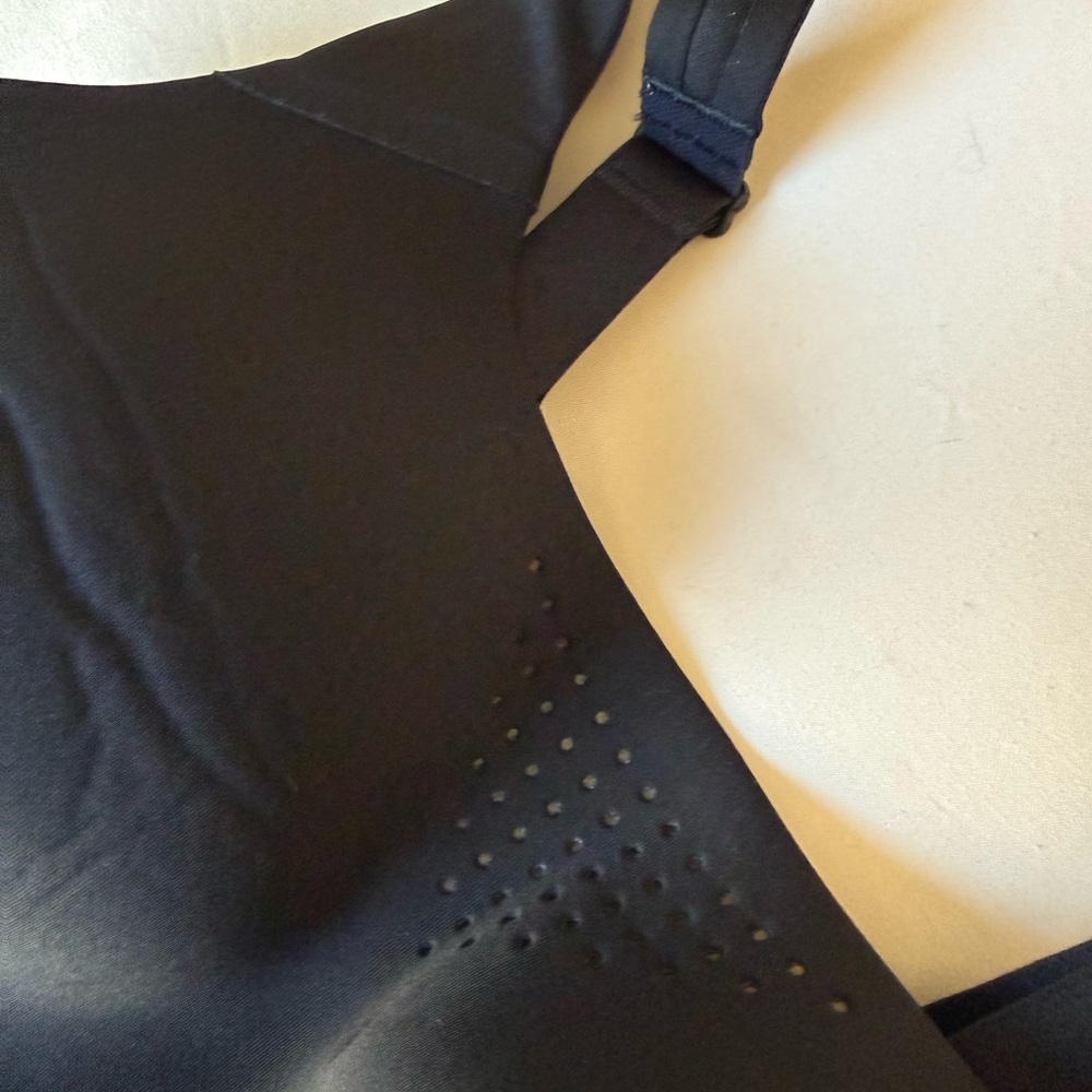 Victoria's Secret featherweight max sports bra - Picture 4 of 7